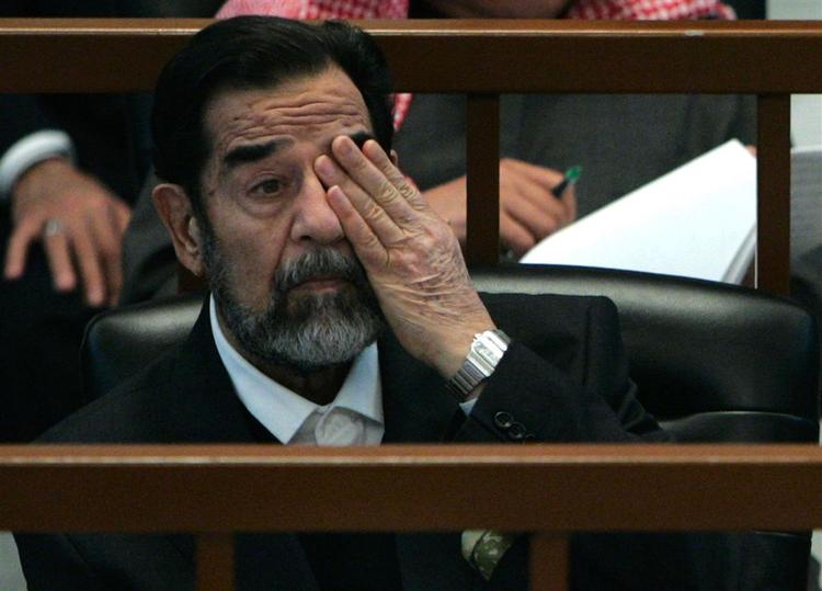 Saddam Hussein var berørt, da han modtog sin dom ved appelretten 21. december. Nu er han udleveret til irak og udførelsen af sin dødsdom. 