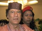 Libyens leder Muammer Gaddafi ses her flankeret af en af sine kvindelige bodyguards. 