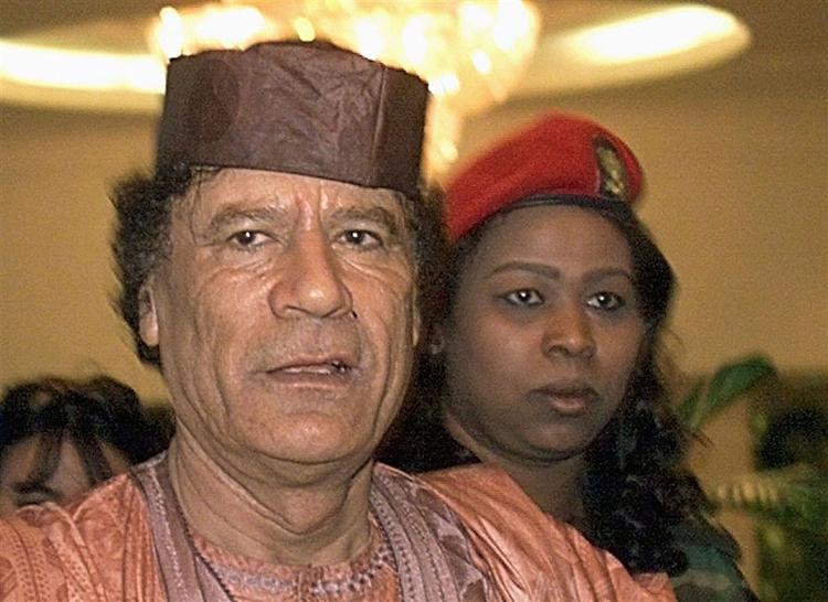 Libyens leder Muammer Gaddafi ses her flankeret af en af sine kvindelige bodyguards. 