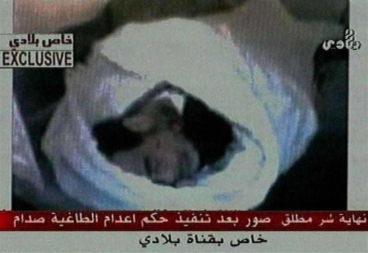 Dette billede blev frigivet af tv-stationen Biladi, der har tilknytning til Iraks ministerpræsident. Det viser tilsyneladende liget af den henrettede Saddam Hussein på vej væk fra henrettelsesstedet i en ambulance. 