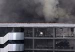 Brandmænd kom hurtigt til stedet, efter en bilbombe eksploderede i Madrids internationale lufthavn. 