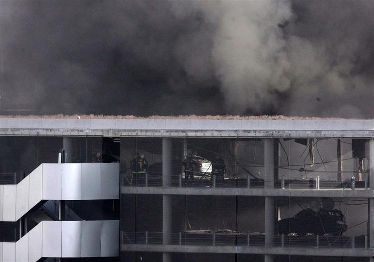 Brandmænd kom hurtigt til stedet, efter en bilbombe eksploderede i Madrids internationale lufthavn. 