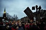 Der blev tændt fakler under den fredelige demonstration for Ungdomshuset. 