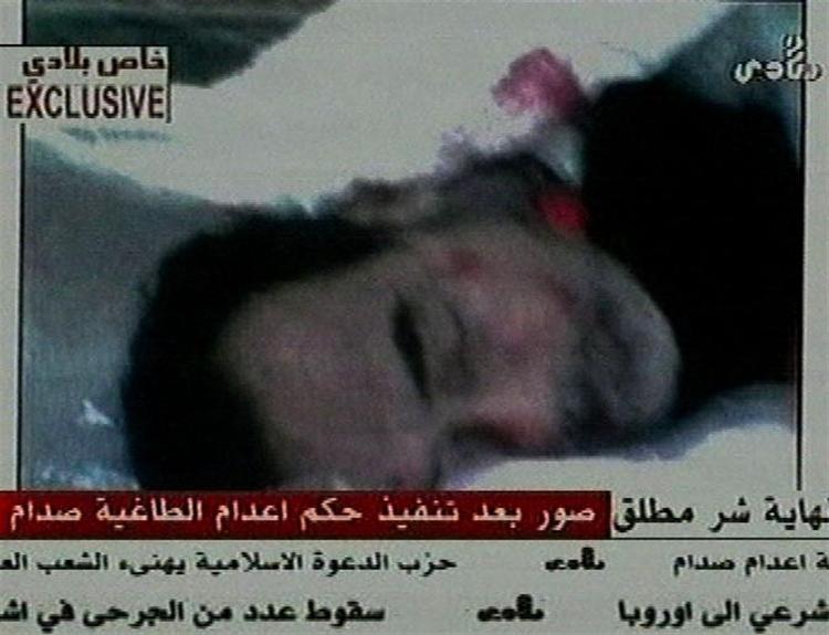 Saddam Husseins lig er nu fløjet til hans hjemby Tikrit efter morgenens henrettelse. 