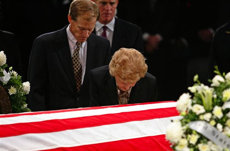 Afdøde præsident Gerald Fords hustru, Betty, og hendes søn, Michael Ford, ved kisten under mindehøjtideligheden i Washington. 