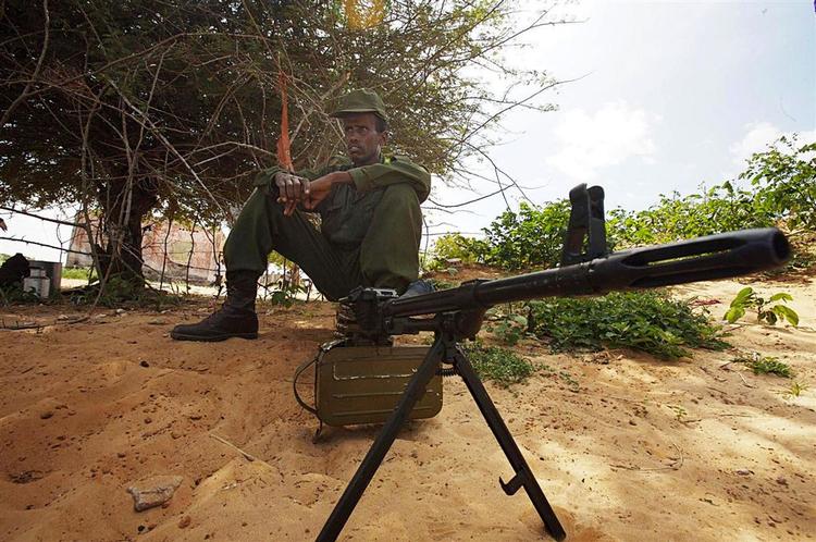 En soldat fra Somalias overgangsregering bevogter et møde, hvor premierministeren er til stede. Udsigten til nye kampe med islamistiske oprørere får befolkningen ved den formodede frontlinje til at flygte. 