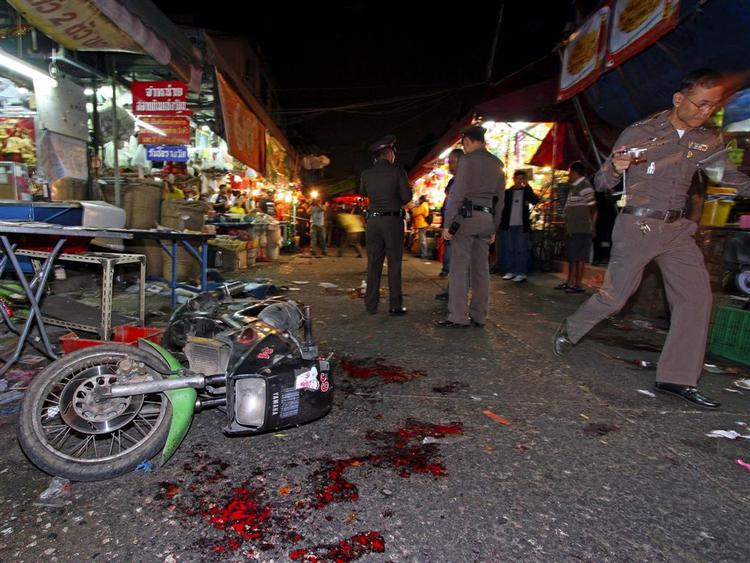 Det forlyder fra nyhedsbureauerne, at otte bomber er eksploderet i Thailands hovedstad Bangkok. To mennesker er blevet dræbt og mindst 20 såret. 