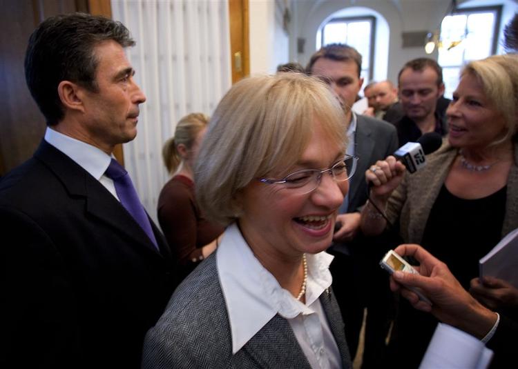 Anders Fogh Rasmussen (V) og Pia Kjærsgaard (DF) omringet af journalister. Venstres bagland mener, det netop er opmærksomhed fra journalisterne, der er formålet med Pia Kjærsgaards kritik af statsministeren. 
