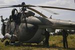 Soldater fra det etiopiske luftvåben tjekker en helikopter. Efter at Etiopien har sendt tropper ind i Somalia er den islamistiske oprørsstyrke blevet drevet på flugt til den sydlige del af landet, hvor de i øjeblikket er under angreb. 