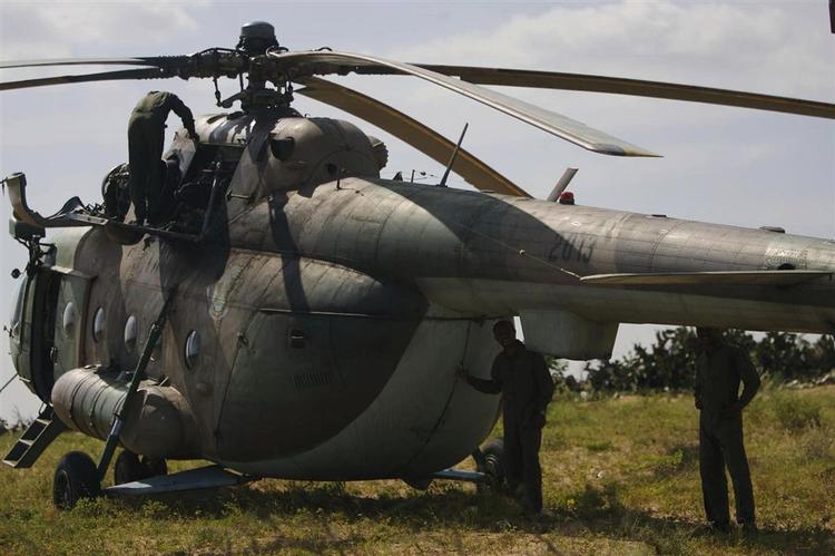 Soldater fra det etiopiske luftvåben tjekker en helikopter. Efter at Etiopien har sendt tropper ind i Somalia er den islamistiske oprørsstyrke blevet drevet på flugt til den sydlige del af landet, hvor de i øjeblikket er under angreb. 