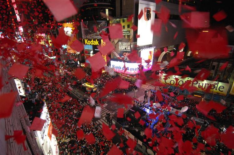 Ikke mindre end 3,5 ton konfetti væltede ud over nytårsgæsterne til hvad der må have været den største nytårsfest i verden: Times Square i New York. 