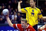Martin Frändesjö får ikke stoppet Michael Knudsen i denne kamp i 2000, men den 35-årige svensker var til gengæld svær at stoppe i sine 165 landskampe. De førte ham frem til to OL-finaler, tre VM-finaler og fire EM-finaler. 
