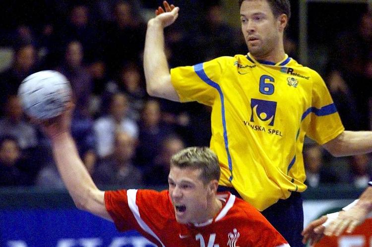 Martin Frändesjö får ikke stoppet Michael Knudsen i denne kamp i 2000, men den 35-årige svensker var til gengæld svær at stoppe i sine 165 landskampe. De førte ham frem til to OL-finaler, tre VM-finaler og fire EM-finaler. 