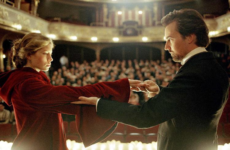 Når amerikaneren Philip Glass, der stod bag soundtracket til 'Illusionisten', skriver musik til en film, skriver han først og fremmest sin egen musik - og dernæst filmens. Foto fra filmen 