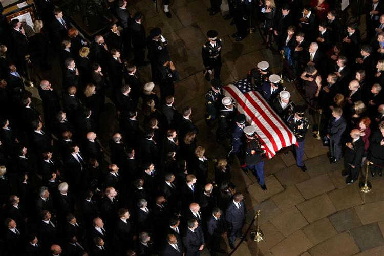 USA siger farvel til Gerald Ford. 