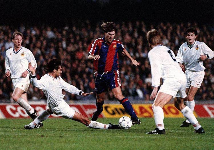 Michael Laudrup i Barcelonas rød-blå farver under Barcelona- CSKA Moskva 1992 (2-3). 