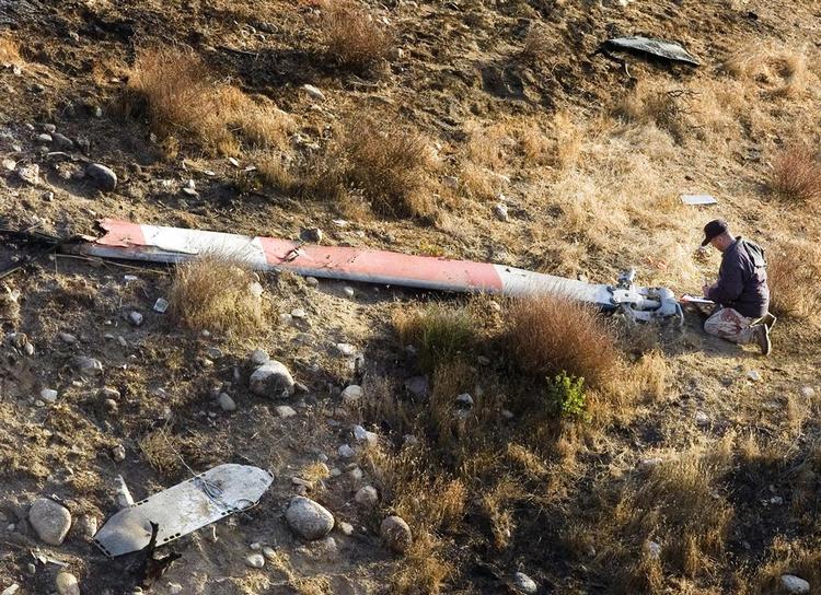 Havari-efterforsker studerer rester af styrtet ambulance-helikopter. 