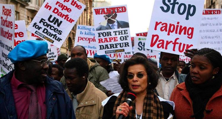 I december gik folk i London på gaden for at få flere FN-soldater sendt til Darfur, så 'voldtægten' af Darfur bliver stoppet. Det viser sig nu, at FN-soldater står bag voldtægt af børn ned til 12-årsalderen i Darfur. 