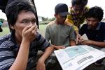 Slægtninge venter på nyt fra passagererne om bord på den indonesiske færge, der sank lørdag. 