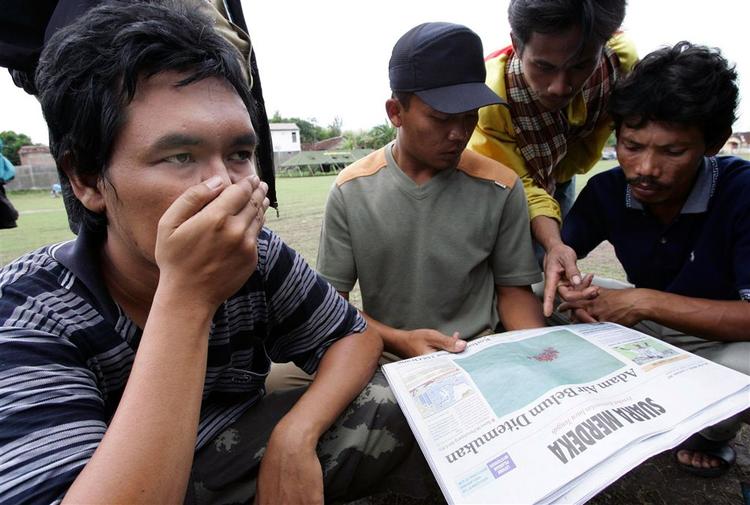 Slægtninge venter på nyt fra passagererne om bord på den indonesiske færge, der sank lørdag. 
