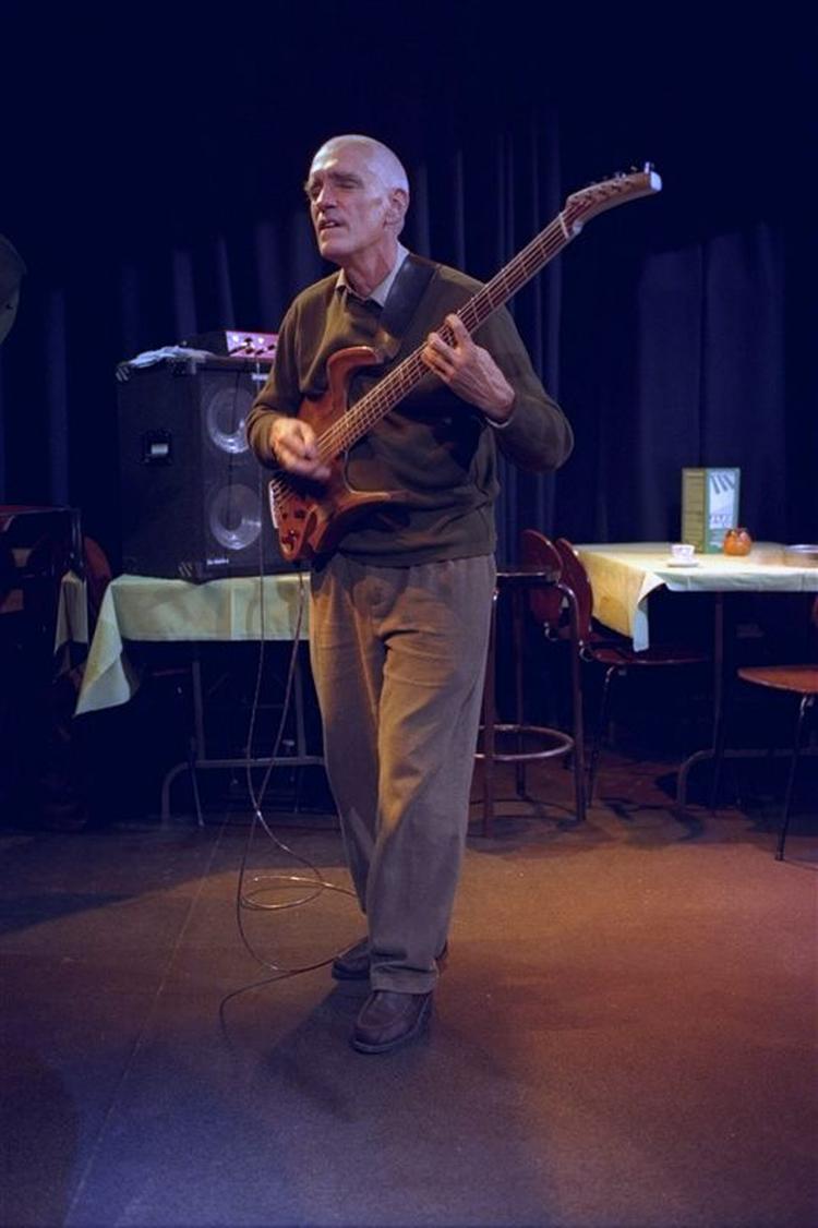 Steve Swallow har sat musik til en række af Robert Creeleys digte på 'So There'. 