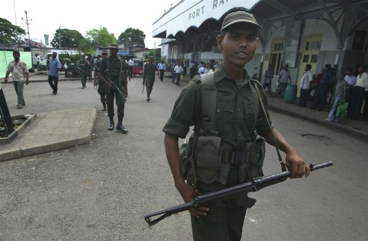 Ifølge det srilankanske forsvarsministerium døde der 3600 soldater og civile på grund af konflikten mellem regeringen og de Tamilske Tigere. 