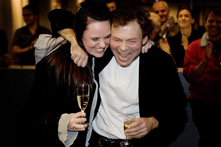 Miriam Dalsgaard og Olav Hergel blev fejret med champagne på Politikens redaktion efter den glade nyhed. 