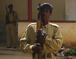 Somalisk soldat på vagt uden for en regeringsbygning i hovedstaden Mogadishu. 