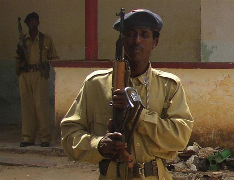 Somalisk soldat på vagt uden for en regeringsbygning i hovedstaden Mogadishu. 