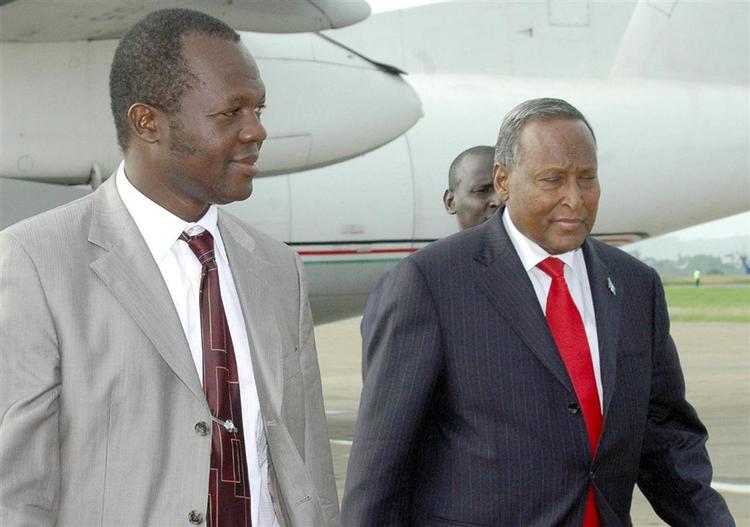 Kenyas udenrigsminister Raphael Tuju (til venstre) mødtes med den somaliske præsident Abdullahi Yusuf i den kenyanske havneby Mombassa tirsdag, hvor han lovede at Kenya ikke ville agere tilflugtssted for Somalias islamister. 