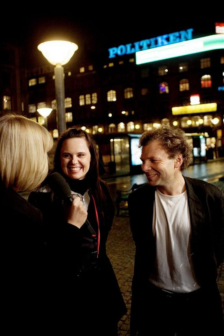 Miriam Dalsgaard og Olav Hergel interviewes på Rådhuspladsen. Sammen har de desuden vundet Journalisthøjskolens pris 2006 for artikelserien om børnene i asyllejrene. Det er tredje gang, Olav Hergel er nomineret til en Cavling. 