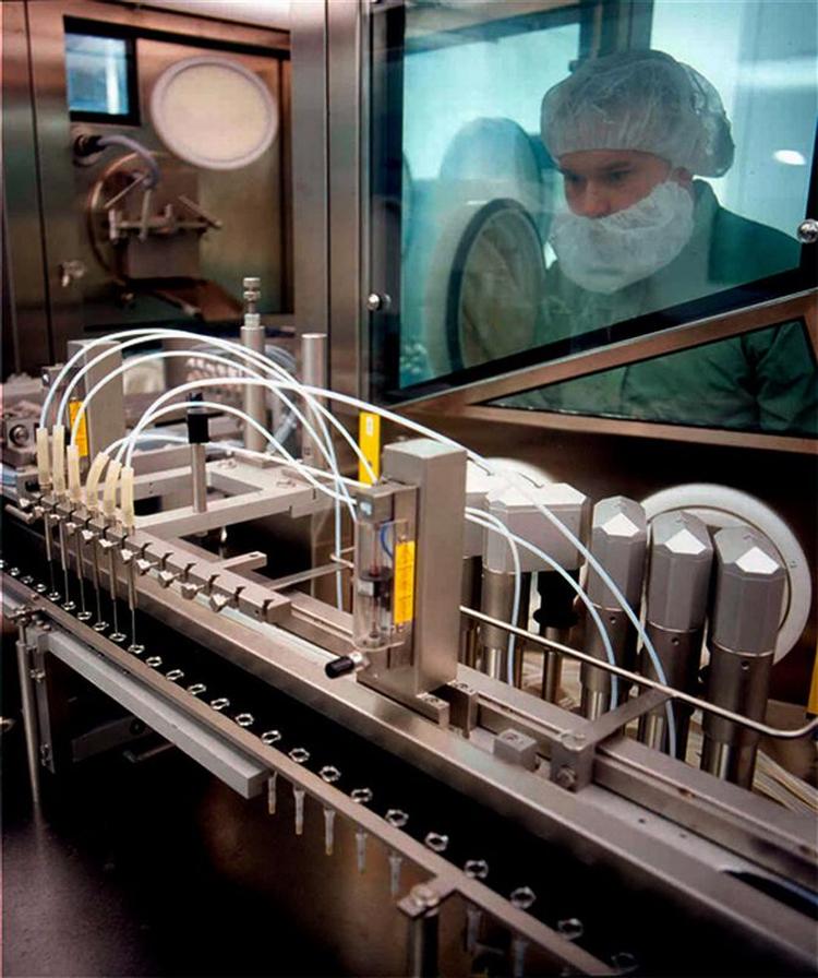 Produktion af influenzavaccine på en fabrik i Storbritannien. 
