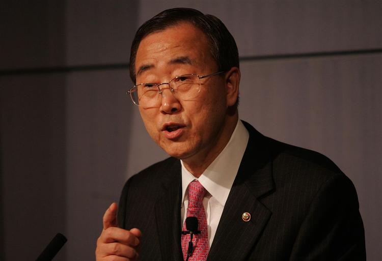 Sydkoreaneren Ban Ki-Moon har højst usædvanligt opsagt over 30 topembedsmænd kort efter sin tiltræden som generalsekretær. 