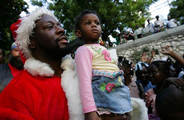 Wyclef Jean ses her i julemåneden klædt ud som julemand til et arrangement for børn i Haiti. 