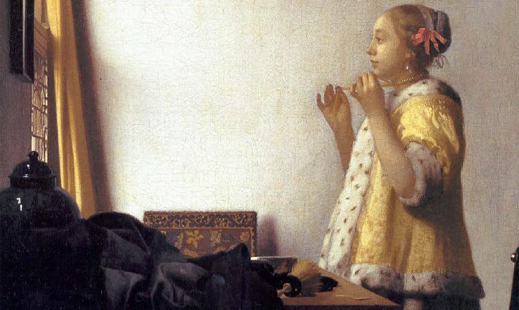 En perle. Virkelig spændende er de vedholdende billedanalyser af Joan Mitchell og af Goya, men først og fremmest af Vermeer. Vermeers Kvinde med Perlehalskæde bliver til, pennestrøg for pennestrøg, for øjnene af en betaget læser. Et billede så magisk materialiserer sig i kraft af Hustvedts ord, at man næsten ikke tør (gen)se forlægget. 