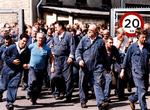 Frit løb. B&amp;W-arbejdere på vej ud af skibsværftets port kort efter fyraften sommeren 1991. Foto: Polfoto 