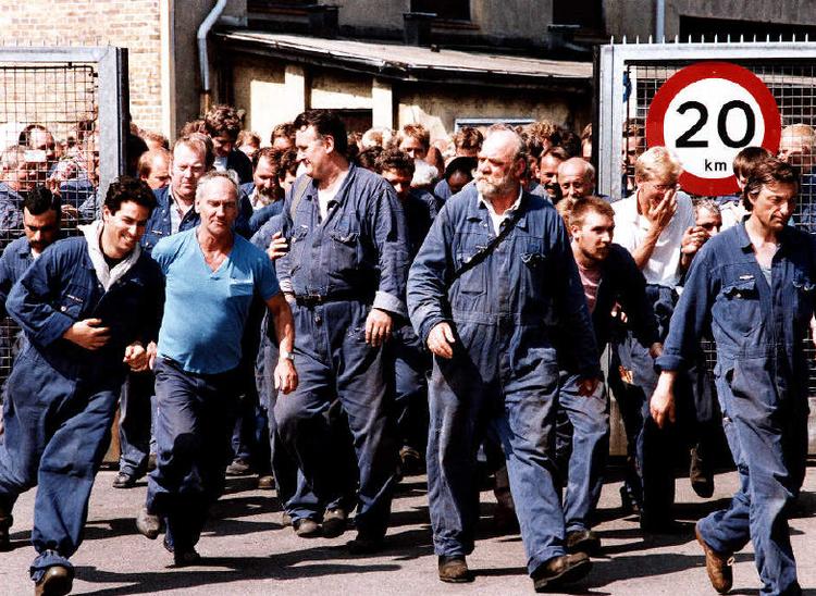 Frit løb. B&amp;W-arbejdere på vej ud af skibsværftets port kort efter fyraften sommeren 1991. Foto: Polfoto 