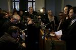 De to Politikenjournalister fik overrakt prisen i Journalisternes Hus i København. 