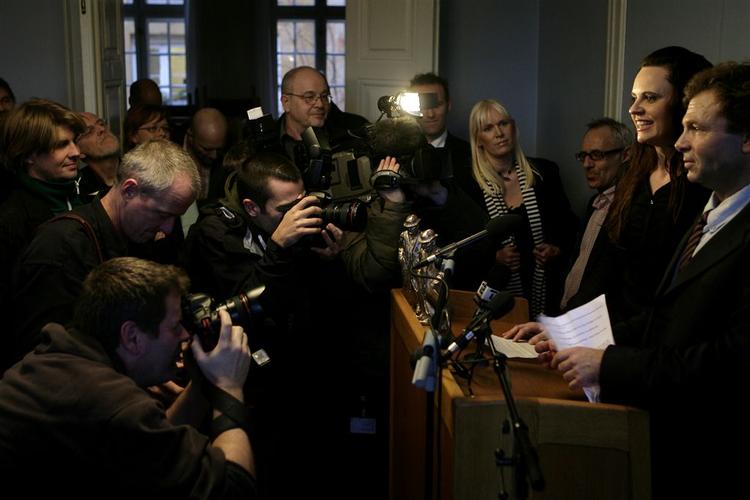 De to Politikenjournalister fik overrakt prisen i Journalisternes Hus i København. 
