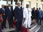 Ugandas præsident Yoweri Museveni (tv) står sammen med chefen for Den Afrikanske Union Alpha Oumar Konare (th)i et forsøg på at blive enige om at få fredsstyrker til Somalia. 