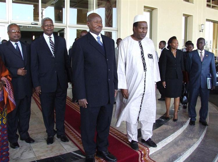 Ugandas præsident Yoweri Museveni (tv) står sammen med chefen for Den Afrikanske Union Alpha Oumar Konare (th)i et forsøg på at blive enige om at få fredsstyrker til Somalia. 