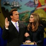 Arnold Schwarzenegger, sammen med sin kone Maria Shriver under ceremonien i Sacramento. 