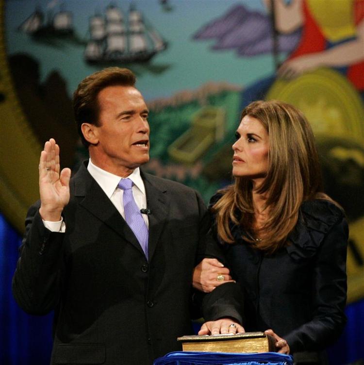 Arnold Schwarzenegger, sammen med sin kone Maria Shriver under ceremonien i Sacramento. 