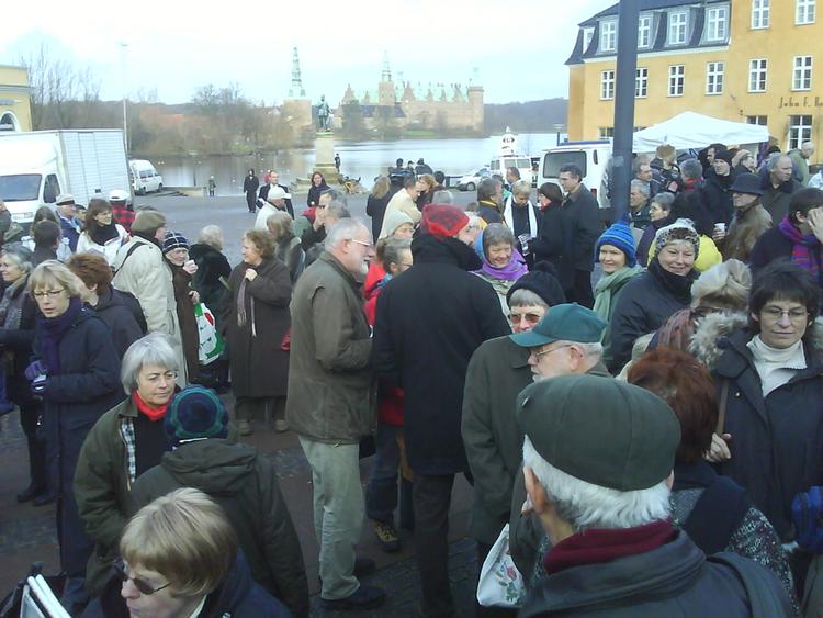 Omkring et par hundrede mennesker er taget til Torvet i Hillerød for at støtte 11 lokale præsters protest mod, at omkring 500 irakiske asylansøgere ikke kan få opholdstilladelse i landet, selv om der er borgerkrigslignende tilstande i Irak. 