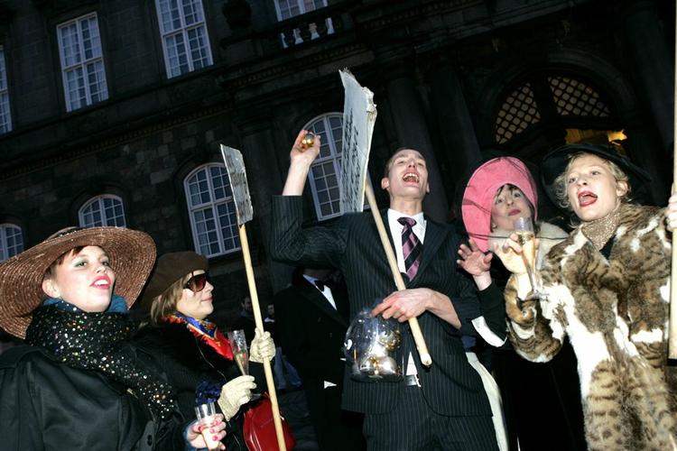 Udklædte unge krævede flere operahuse, da der var demonstrationer og moddemonstrationer på Christiansborg Slotsplads. 