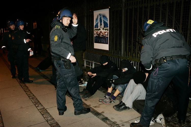 Politiet tilbageholdt en gruppe på otte unge, da der var blevet kastet med flasker. 