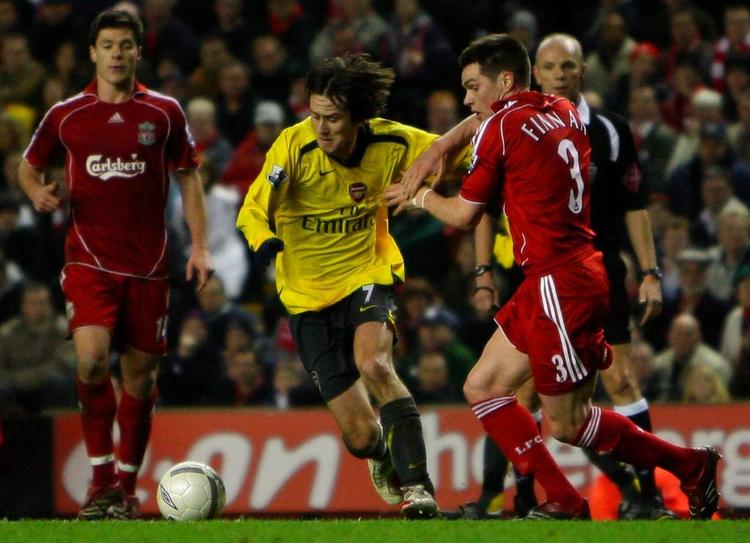 Arsenals Tomas Rosicky scorede to smukke mål, da Liverpool fik stryg på hjemmebanen og røg ud af FA Cuppen. 