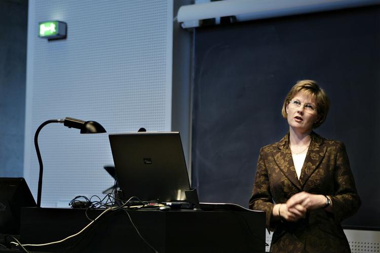 »vi har de her regler, som siger, at folk skal være personligt forfulgt for at få opholdstilladelse. Det har vi gjort for at sikre, at vi har overskuddet til at hjælpe dem, som virkelig har behov for beskyttelse, fordi de er personlig forfulgt, og at vi har overskuddet til at sikre en ordentlig integration«, siger Rikke Hvilshøj. 