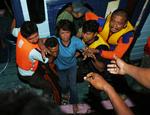14 mennesker er fundet i live, efter at de har drevet rundt på en redningsflåde i ni dage efter færgeforliset i Indonesien den 29 december. Billedet forestiller et offer for forliset, som bliver reddet i land af indonesiske redningsarbejdere. 