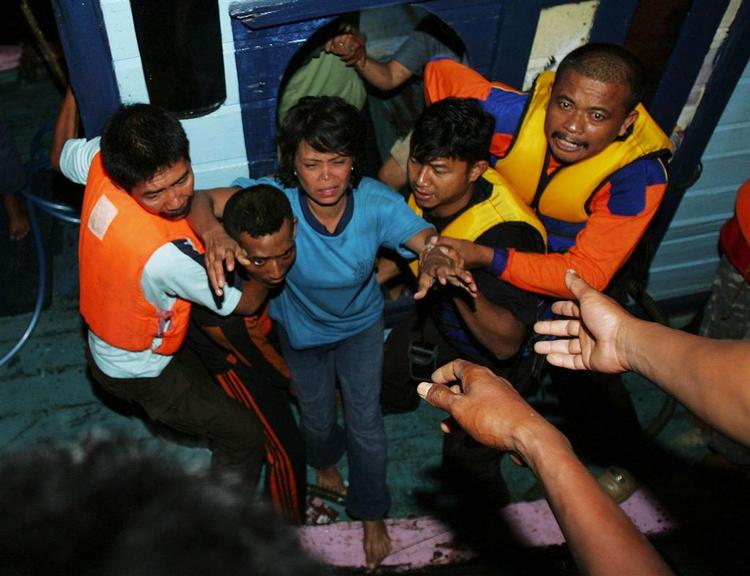 14 mennesker er fundet i live, efter at de har drevet rundt på en redningsflåde i ni dage efter færgeforliset i Indonesien den 29 december. Billedet forestiller et offer for forliset, som bliver reddet i land af indonesiske redningsarbejdere. 